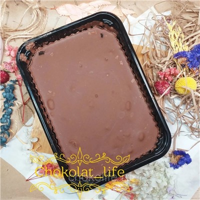 Молочный шоколад с орехом и изюмом