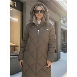 Пальто зимнее утепленное с капюшоном женское коричневого цвета 7637K