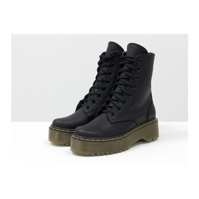 Женские ботинки на шнуровке в стиле Dr. Martens, выполнены из натуральной матовой кожи черного цвета, на утолщенной подошве, с характерной желтой отстрочкой, Б-2069-03