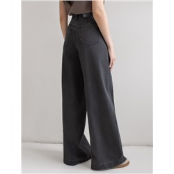 Широкие джинсы с декоративной стиркой из эластичного плотного денима