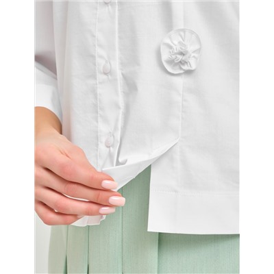 Блузка белая с декоративными цветами