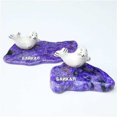 Нерпа лежит на Чароитовом камне Байкал (керамика, чароит) 11*8*5 см