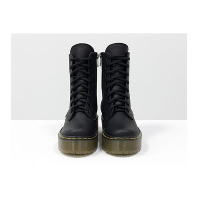 Женские ботинки на шнуровке в стиле Dr. Martens, выполнены из натуральной матовой кожи черного цвета, на утолщенной подошве, с характерной желтой отстрочкой, Б-2069-03
