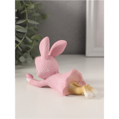 Фигурка полистоун «Зайка в вязаном розовом платьице, смотрит на сердечко», 12.5×5.5×8 см