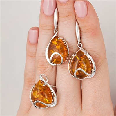 Серебряное кольцо 925 пробы с янтарем - 596