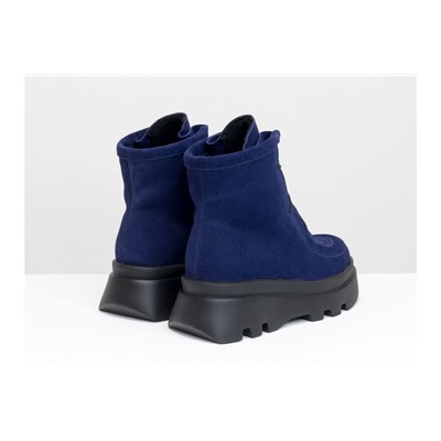 Ботинки на шнуровке в стиле desert boots, выполнены из натуральной синей замши, на высокой ребристой черной подошве, Б-2175-04