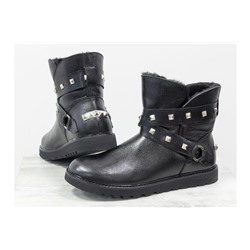 Зимние сапожки в стиле UGG из натуральной кожи черного цвета с блеском, украшены  ремешками с металлическими заклепками, Коллекция Осень-Зима от Gino Figini, Б-17114-03