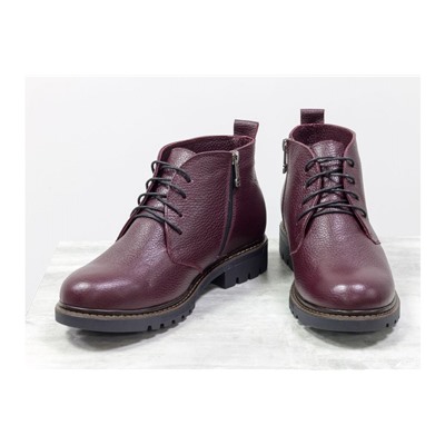Женские ботинки на шнуровке в стиле Dr. Martens, выполнены из натуральной кожи бордового цвета с текстурой зерно, на утолщенной тракторной подошве, Б-152-35