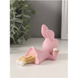 Фигурка полистоун «Зайка в вязаном розовом платьице, смотрит на сердечко», 12.5×5.5×8 см
