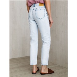 Укороченные джинсы c декоративной стиркой из эластичного плотного денима