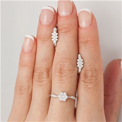 Серебряное кольцо с бесцветными фианитами 133