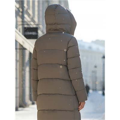 Пальто зимнее утепленное с капюшоном женское коричневого цвета 7638K