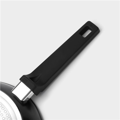 Сковорода Magistro Flame, d=26 см, h=4.9 см, ручка soft-touch, антипригарное покрытие, индукция, кованый алюминий, чёрная