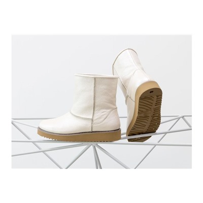 Женские нарядные сапожки в стиле UGG из натуральной кожи молочного цвета, на светлой подошве, Коллекция Осень-Зима от ТМ Gino Figini, Б-1993-01