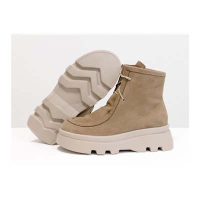 Бежевые ботинки на шнуровке в стиле desert boots, выполнены из натуральной кожи нубук, на высокой ребристой подошве, Б-2175-03