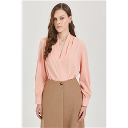 Блузка персикового цвета с длинным рукавом