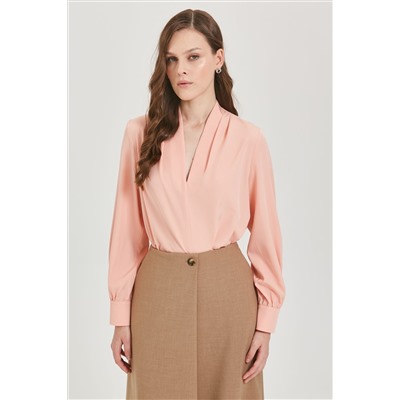 Блузка персикового цвета с длинным рукавом