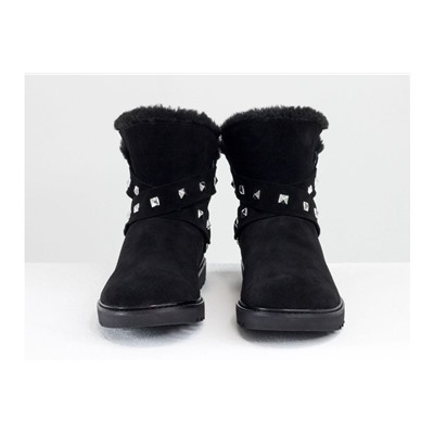 Зимние сапожки в стиле UGG из натуральной замши черного цвета, украшены  ремешками с металлическими заклепками, Коллекция Осень-Зима от Джино Фиджини, Б-17114-05