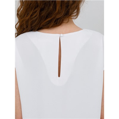 Блузка со спущенным плечом в белом цвете