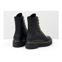 Женские ботинки на шнуровке в стиле Dr. Martens, выполнены из натуральной лицевой кожи черного цвета, на утолщенной подошве, с характерной желтой отстрочкой, Б-2069-04