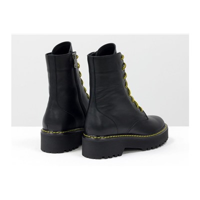 Женские ботинки на шнуровке в стиле Dr. Martens, выполнены из натуральной лицевой кожи черного цвета, на утолщенной подошве, с характерной желтой отстрочкой, Б-2069-04