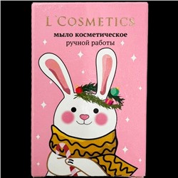 Окунитесь в атмосферу зимнего волшебства с нашим новогодним мылом L’Cosmetics «Снежный зайчик»! Мыло в подарочной коробочке Снежный зайчик 80 г.