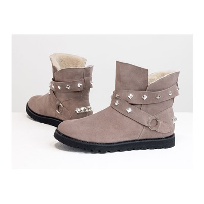 Зимние сапожки в стиле UGG из натуральной замши бежевого цвета, украшены  ремешками с металлическими заклепками, Коллекция Осень-Зима от Джино Фиджини, Б-17114-06