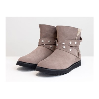 Зимние сапожки в стиле UGG из натуральной замши бежевого цвета, украшены  ремешками с металлическими заклепками, Коллекция Осень-Зима от Джино Фиджини, Б-17114-06