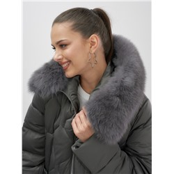 Пальто зимнее утепленное с мехом и капюшоном тренд темно-зеленого цвета 7753TZ