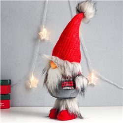 Интерьерная кукла текстильная «Дед Мороз в красном колпаке с меховой бомбошкой», 45×18×11 см