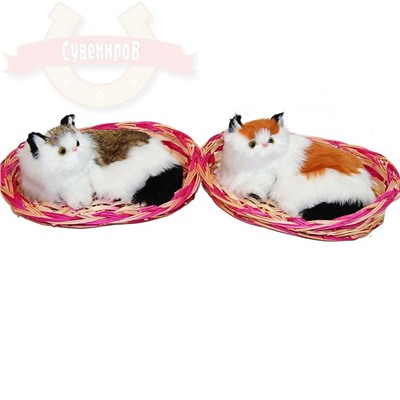 Кошка пушистая большая в плетеной корзине 27*20*11см