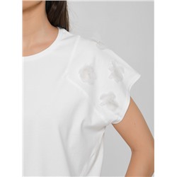 Футболка молочного цвета с декоративными цветами