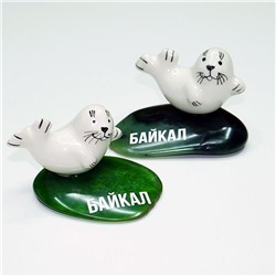 Нерпа лежит на Нефритовом камне Байкал (керамика, сибирский нефрит) 7-9*4*3 см