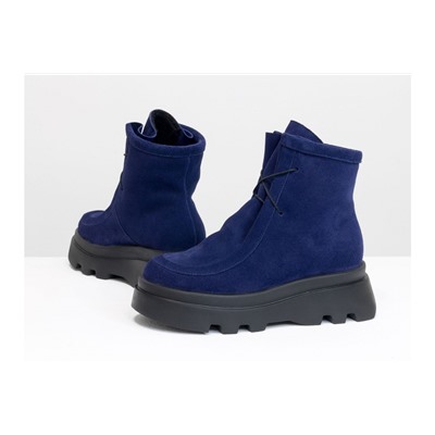 Ботинки на шнуровке в стиле desert boots, выполнены из натуральной синей замши, на высокой ребристой черной подошве, Б-2175-04