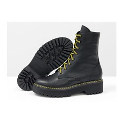 Женские ботинки на шнуровке в стиле Dr. Martens, выполнены из натуральной лицевой кожи черного цвета, на утолщенной подошве, с характерной желтой отстрочкой, Б-2069-04