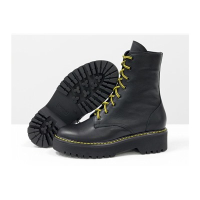 Женские ботинки на шнуровке в стиле Dr. Martens, выполнены из натуральной лицевой кожи черного цвета, на утолщенной подошве, с характерной желтой отстрочкой, Б-2069-04