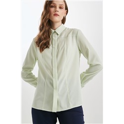 Блузка с потайной застёжкой в бледно-зелёном оттенке