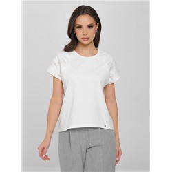 Футболка молочного цвета с декоративными цветами