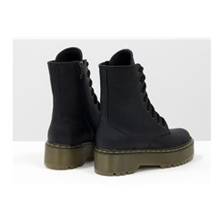 Женские ботинки на шнуровке в стиле Dr. Martens, выполнены из натуральной матовой кожи черного цвета, на утолщенной подошве, с характерной желтой отстрочкой, Б-2069-03