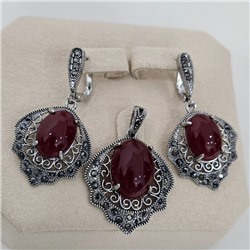 Комплект ювелирной бижутерии коллекция "Дубай" серьги и кулон, покрытие посеребрение, вставка: пластик и марказиты, цвет: бордовый и графитовый, арт.414.645