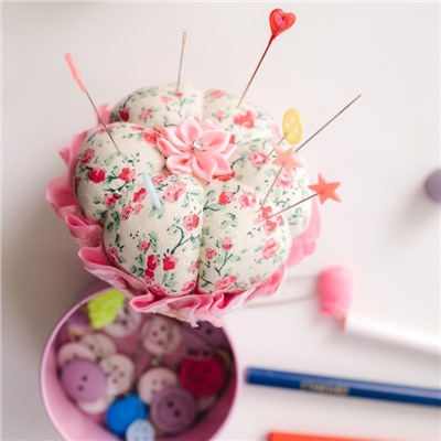 Игольница со шкатулкой для хранения мелочей, 8 × 7,8 × 7,8 см, цвет розовый