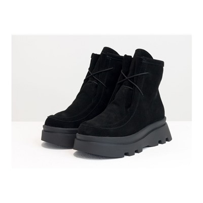 Ботинки на шнуровке в стиле desert boots, выполнены из натуральной черной замши, на высокой ребристой черной подошве, Б-2175-02