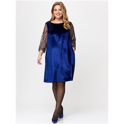 Платье из синего бархата с вышивкой на рукавах