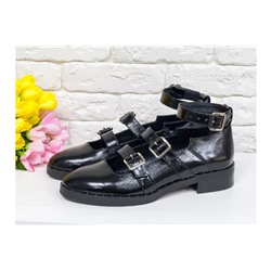 Туфли с ремешками черного цвета из натуральной лаковой кожи и подошве с металлическими гвоздиками по ранту, на не высоком каблуке, Д-26-01