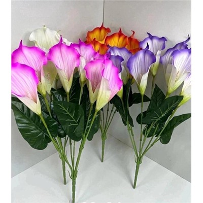 Цветы искусственные декоративные Каллы (7 цветков, крупные листья, цвета в ассортименте) 65 см