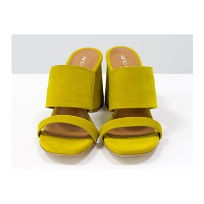 Классические шлепанцы на расклешенном обтяжном каблуке, выполнены из натуральной итальянской замши горчичного цвета, Новая Коллекция Весна-Лето от Gino Figini, С-2016-02