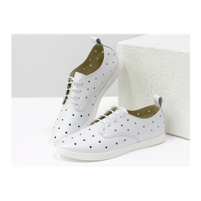 Легкие туфли из натуральной перламутровой кожи белого цвета с перфорацией по всей поверхности, на белой эластичной подошве и белой шнуровке, Д-16-04