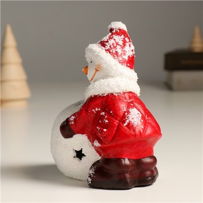 Сувенир керамика свет "Снеговик в красном пуховике со снежным шаром" 10,8х8х13,7 см