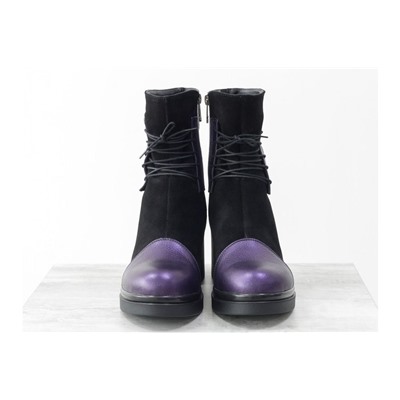 Ботинки на шнурках из натуральной замши черного цвета со вставками из текстурированной фиолетовой кожи с перламутром, на устойчивом, невысоком каблуке черного цвета, Коллекция Осень-Зима, Б-1607-01