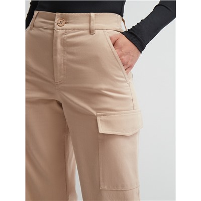 Свободные брюки карго с глубокими карманами спереди